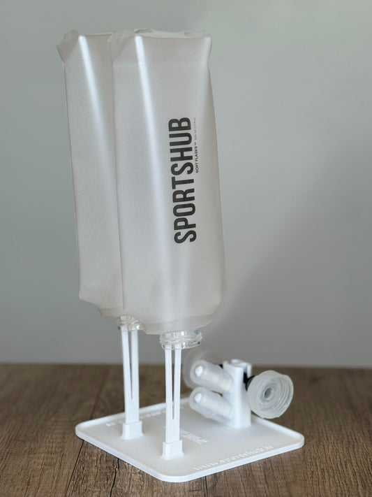 Soporte de secado SportsHub Blanco, con soft flasks colocadas para secar