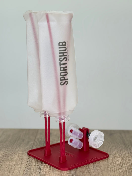 Soporte de secado SportsHub Rojo, con soft flasks colocadas para secar