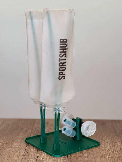 Soporte de secado SportsHub Verde bosque, con soft flasks colocadas para secar