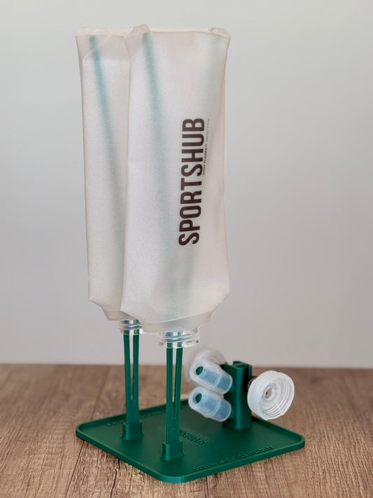 Soporte de secado SportsHub Verde bosque, con soft flasks colocadas para secar