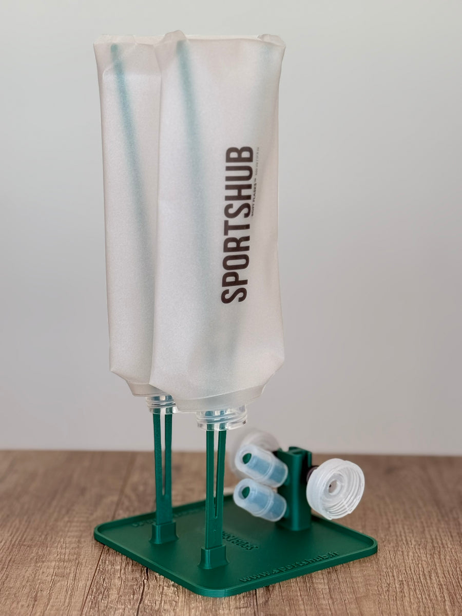 Soporte de secado SportsHub Verde bosque, con soft flasks colocadas para secar