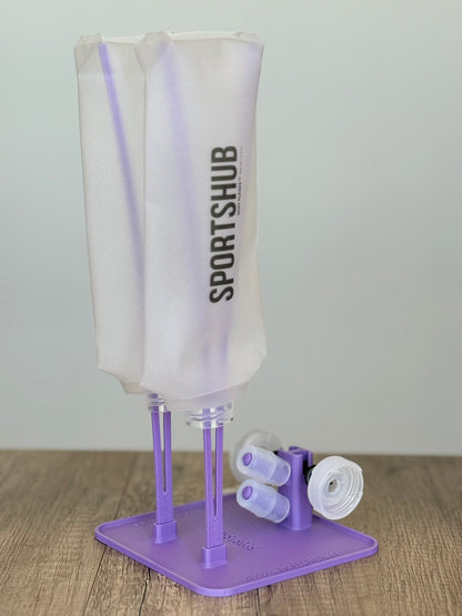 Soporte de secado SportsHub Morado, con soft flasks colocadas para secar