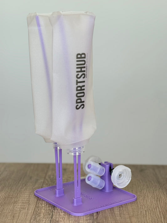 Soporte de secado SportsHub Morado, con soft flasks colocadas para secar