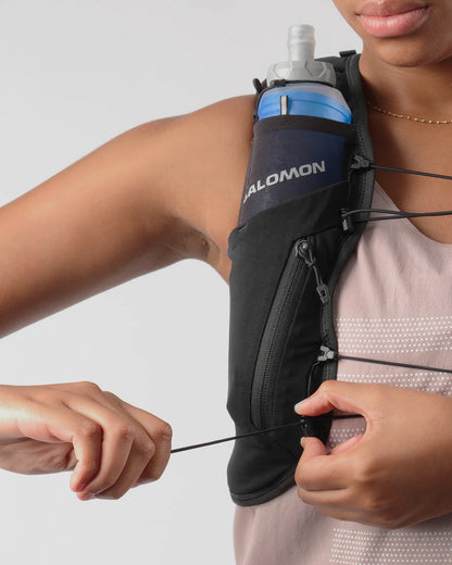 Chaleco de hidratación Salomon ADV Skin 12 para mujer negro, detalle del ajuste elástico frontal