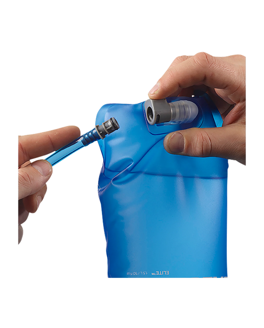 Depósito de hidratación Salomon Soft Reservoir 1,5 L, detalle del tubo y la conexión