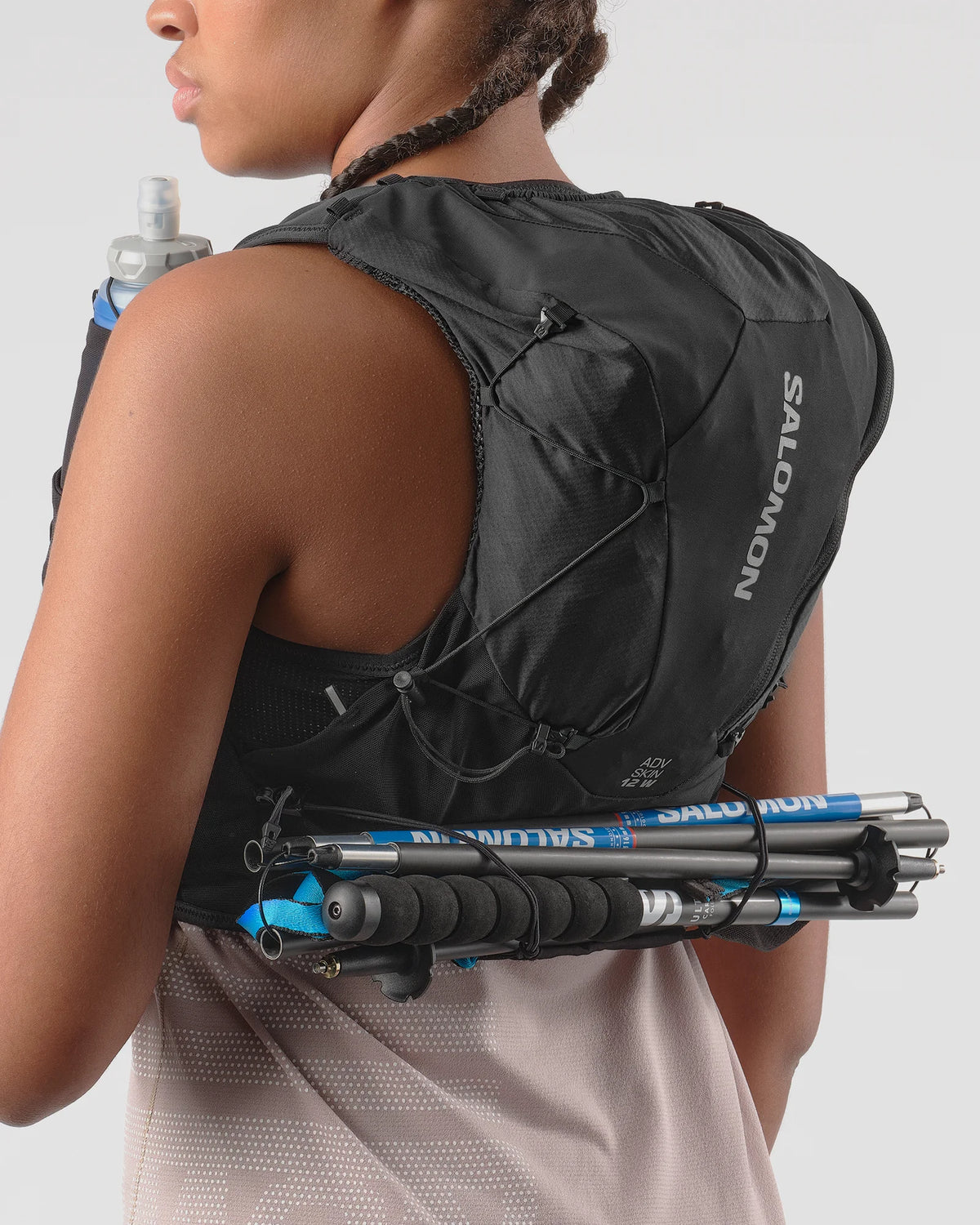 Chaleco de hidratación Salomon ADV Skin 12 para mujer negro, transporte trasero de bastones