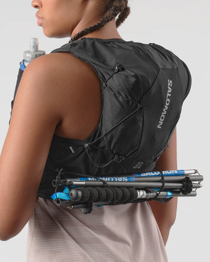 Chaleco de hidratación Salomon ADV Skin 12 para mujer negro, transporte trasero de bastones
