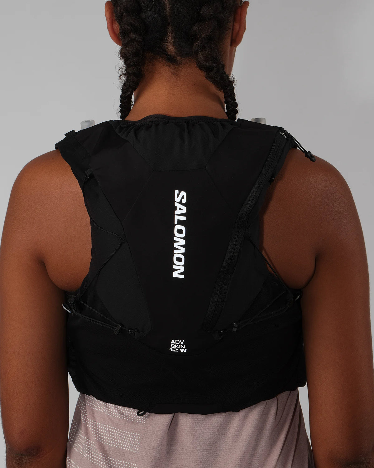 Chaleco de hidratación Salomon ADV Skin 12 para mujer negro, detalle del panel trasero y el ajuste femenino
