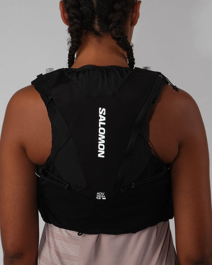 Chaleco de hidratación Salomon ADV Skin 12 para mujer negro, detalle del panel trasero y el ajuste femenino