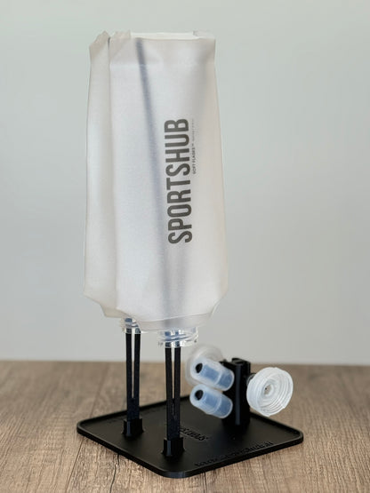 Soporte de secado SportsHub Negro, con soft flasks colocadas para secar