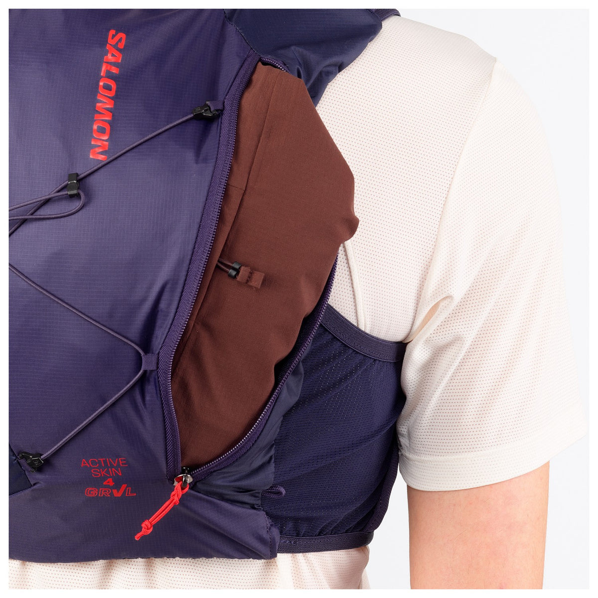 Chaleco de hidratación Salomon Active Skin 4 GRVL Morado, detalle del compartimento trasero