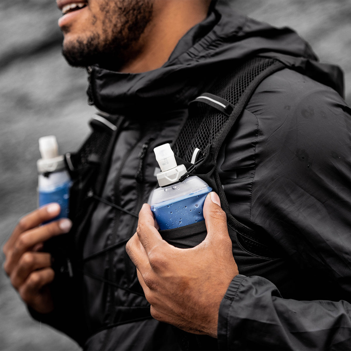 Chaleco de hidratación Salomon Active Skin 8 Negro, detalle del compartimento trasero