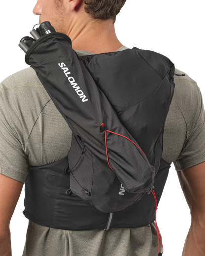 Salomon Custom Quiver negro L39283200 colocado en un chaleco de trail